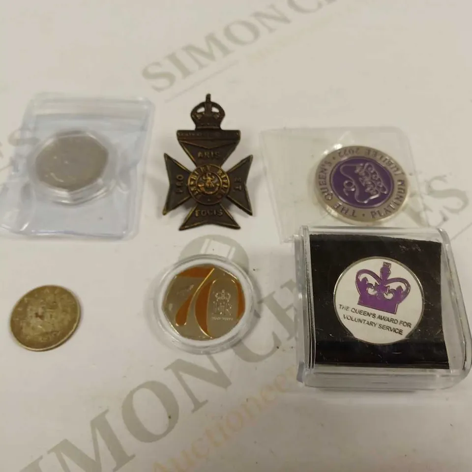 LOT TO CONTAIN APPROX 26 X MIXED ASSORTMENT OF COINS & A MEDAL. COINS VARY BY DESIGN AND COUNTRY