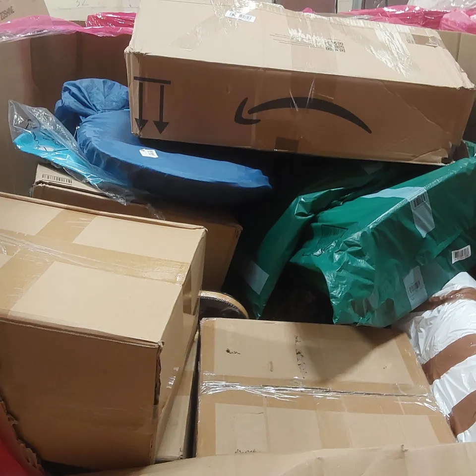 PALLET OF ASSORTED ITEMS INCLUDING: COAT HANGERS, BLINDS, POTTY TRAINING TOILET SEAT, STOOL ECT
