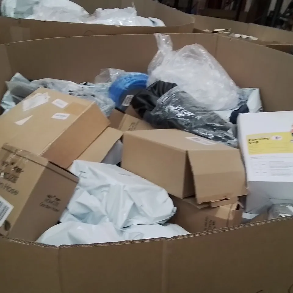 PALLET CONTAINING A LARGE QUANTITY OF HOSES 