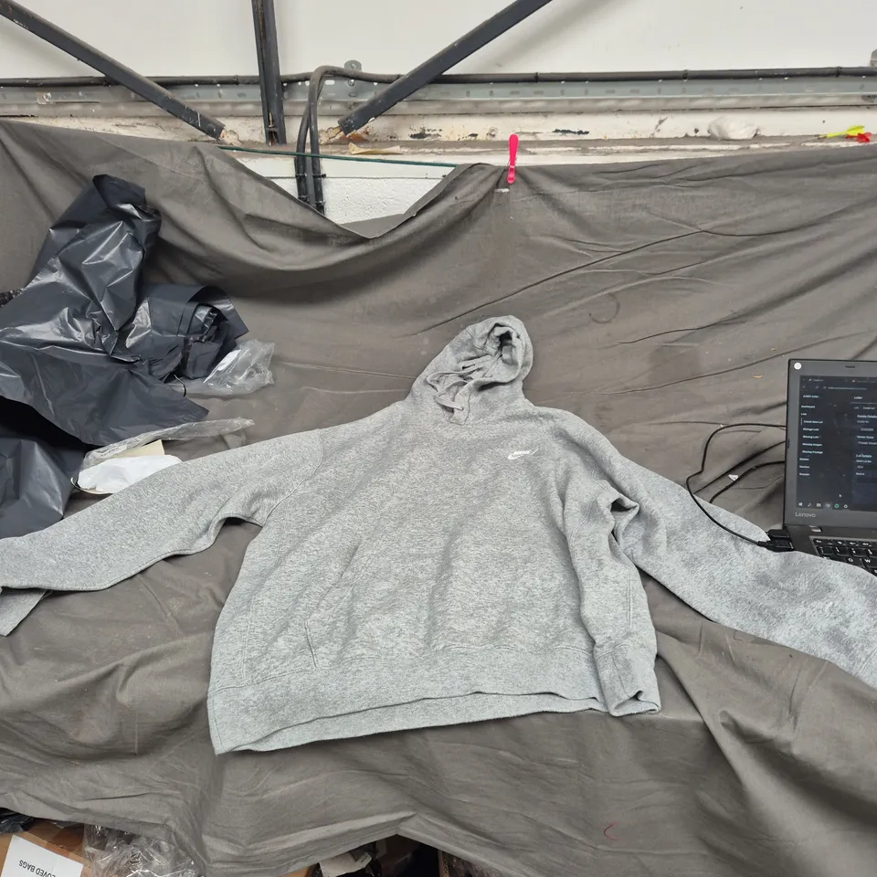 NIKE HOODIE – GREY – SIZE LARGE – MADE IN CAMBODIA