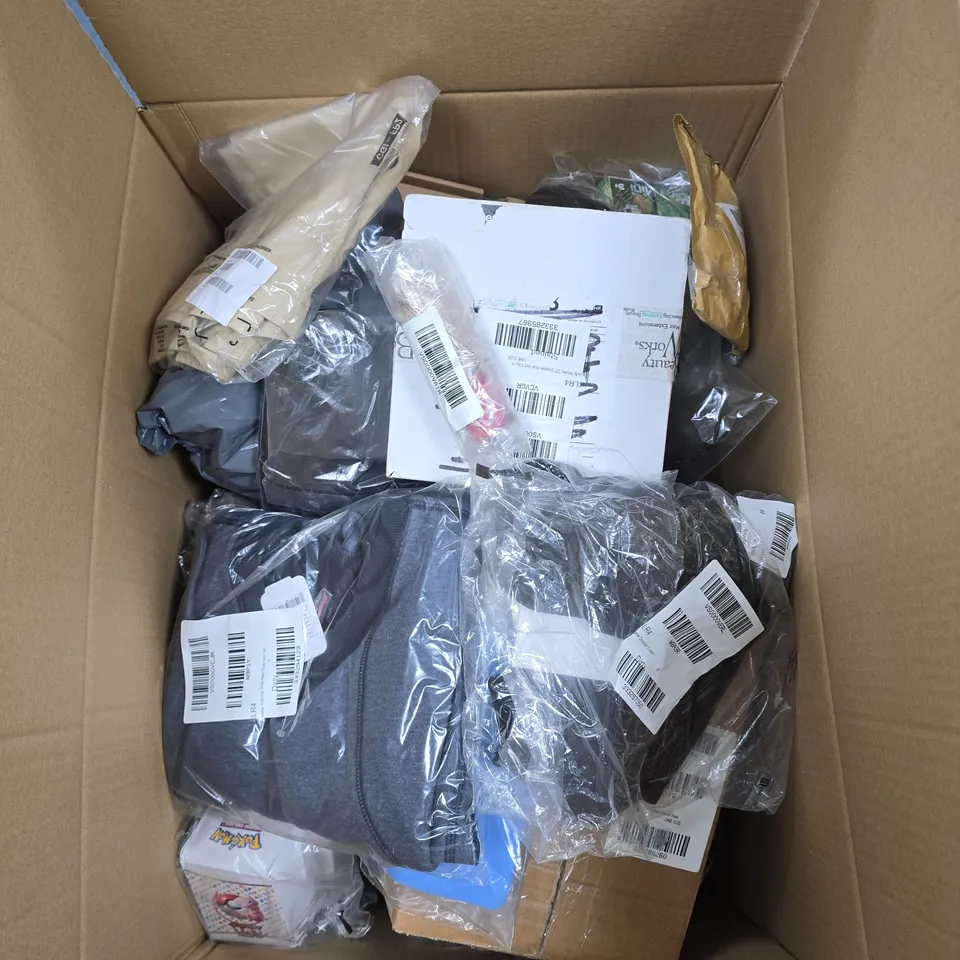 APPROXIMATELY 25 ITEMS INCLUDING ASSORTED CLOTHING, BAGS & OTHER HOUSEHOLD ITEMS .