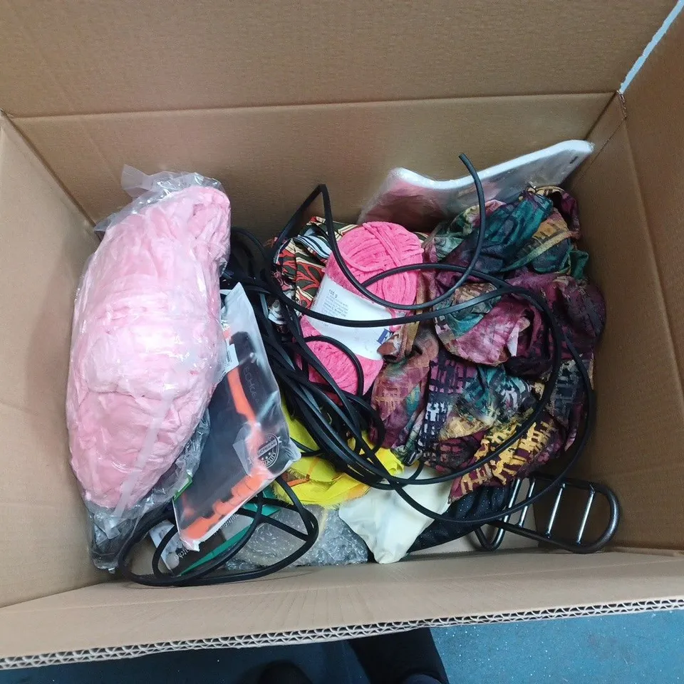 APPROXIMATELY 20 ASSORTED HOUSEHOLD ITEMS TO INCLUDE SHOWER HEAD, WALLPAPER AND A HOT & COLD PACK