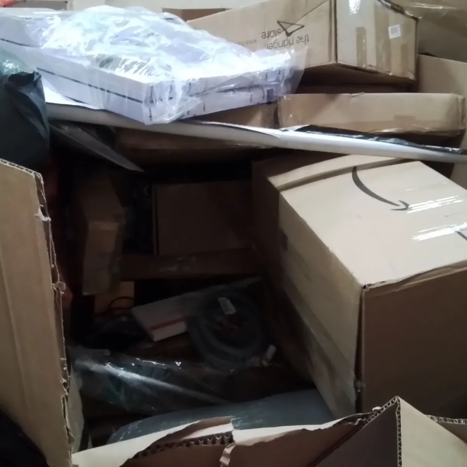 PALLET OF ASSORTED HOUSEHOLD GOODS AND PRODUCTS TO INCLUDE;SUITCASE,AXE THROWING TOY,HOSE REEL