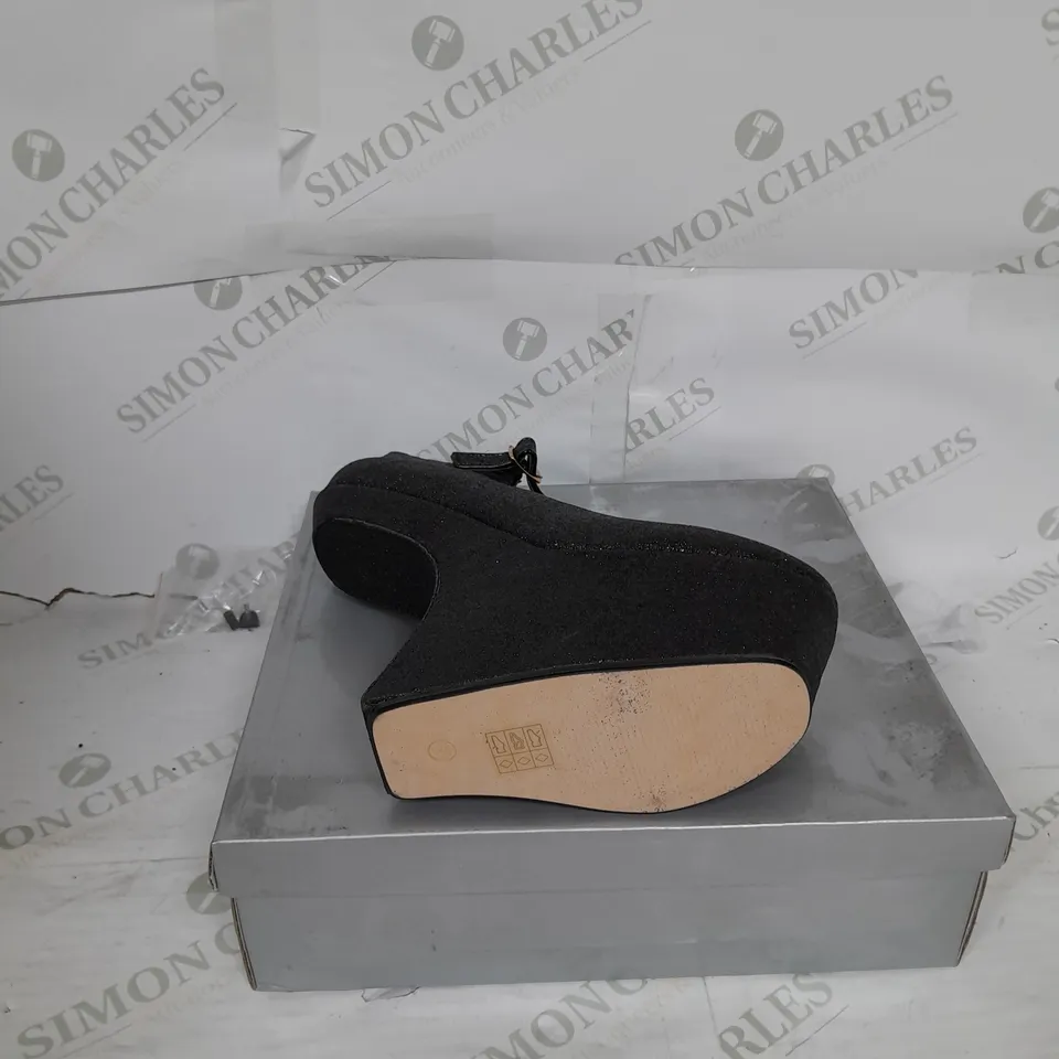 BOXED PAIR OF CASANDRA PLATFORM STRAP SHOE IN BLACK GLITTER SIZE 7
