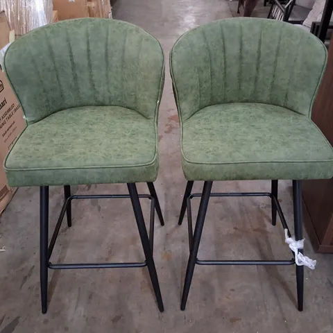 SET OF 2 PU LEATHER UPHOLSTERED BAR STOOLS METAL FRAME COUNTER CHAIRS WITH SHELL DESIGNED BACKREST - GREEN