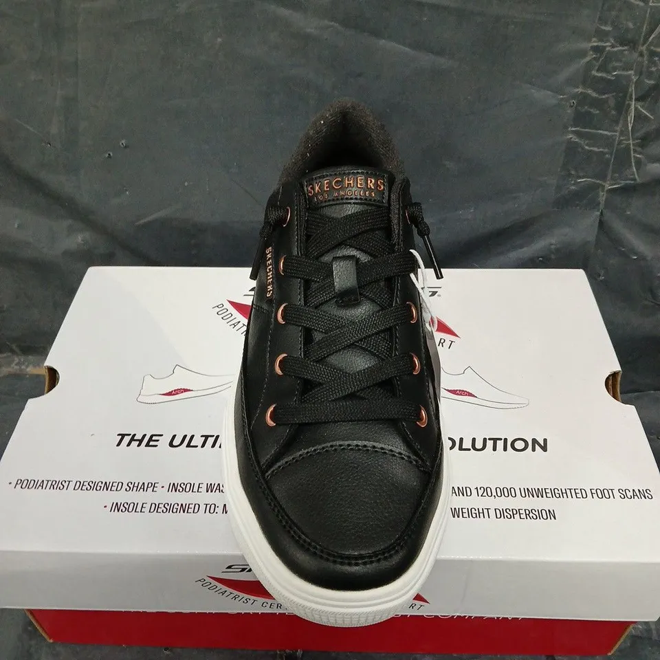 BOXED PAIR OF SKECHERS TRAINERS - UK SIZE 4.5