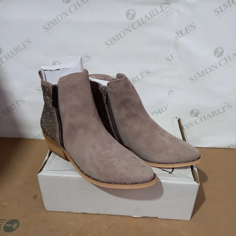BOXED PAIR OF MODA IN PELLE BOOTS - SIZE 40