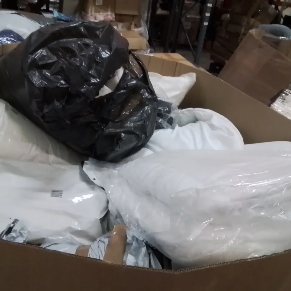 PALLET CONTAINING A VERY LARGE QUANTITY OF BLANKETS