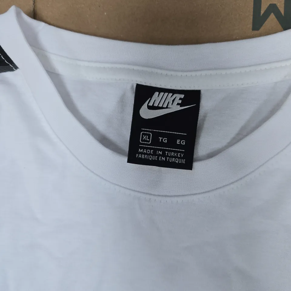 NIKE SHOULDER STRIPE TEE IN WHITE - XL