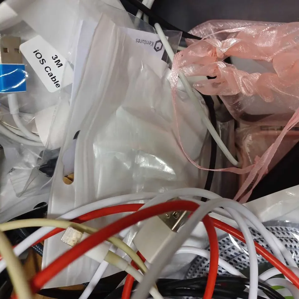LOT OF APPROX 20 ASSORTED MOBILE PHONE ACCESSORIES TO INCLUDE SCREEN PROTECTORS, EARPHONES, USB CABLES, ETC 