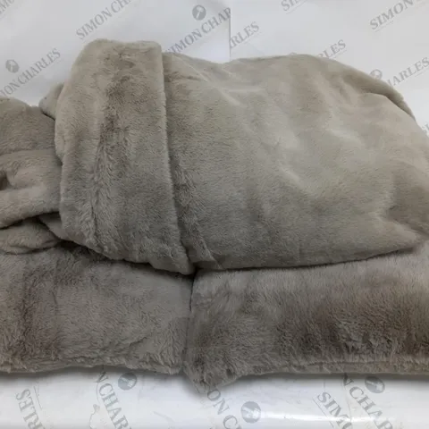 K BY KELLY HOPPEN LUXURY THROW WITH 2 CUSHIONS IN TAUPE