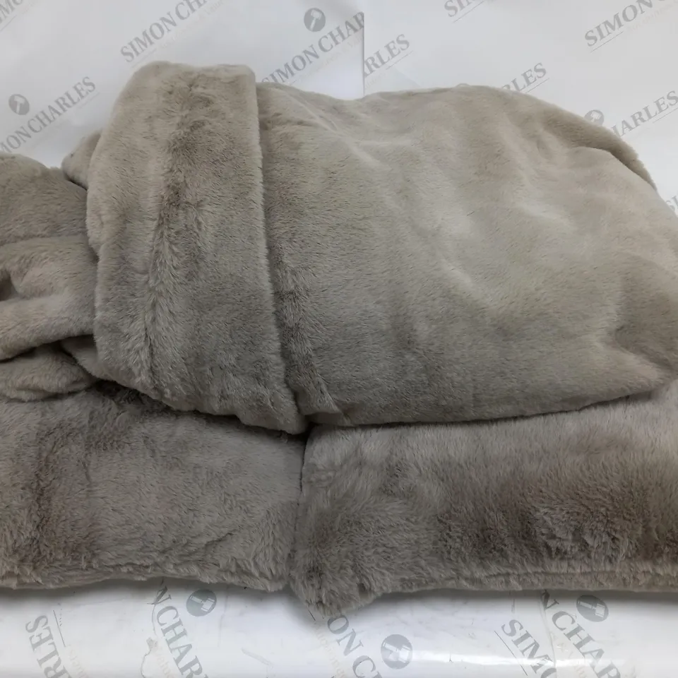 K BY KELLY HOPPEN LUXURY THROW WITH 2 CUSHIONS IN TAUPE