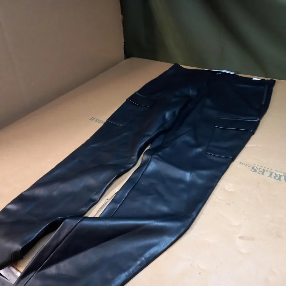 PAIR OF FAUX LEATHER LEATHER LEGGINGS - LARGE