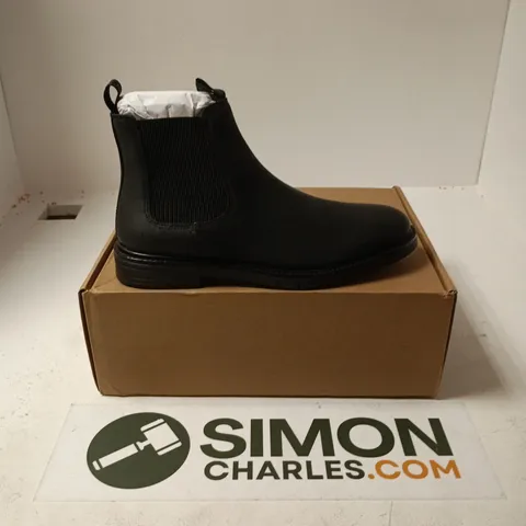 BOXED PAIR OF TOWER MENS HARBOUR CHELSEA BOOTS IN BLACK - UK 8
