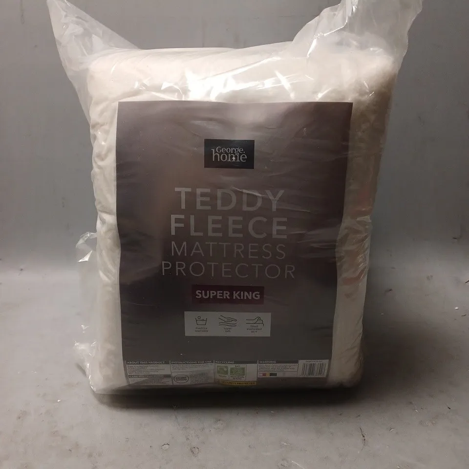 PALLET CONTAINING APPROXIMATELY 60 BRAND NEW TEDDY FLEECE SUPERKING MATTRESS PROTECTORS