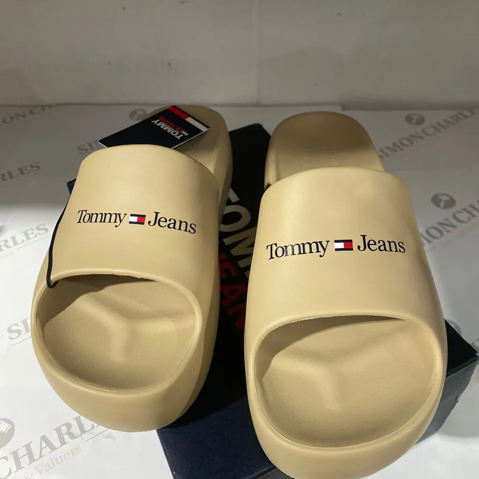 BOXED PAIR OF TOMMY JEANS FLATFORM POOL SLIDERS SIZE 4