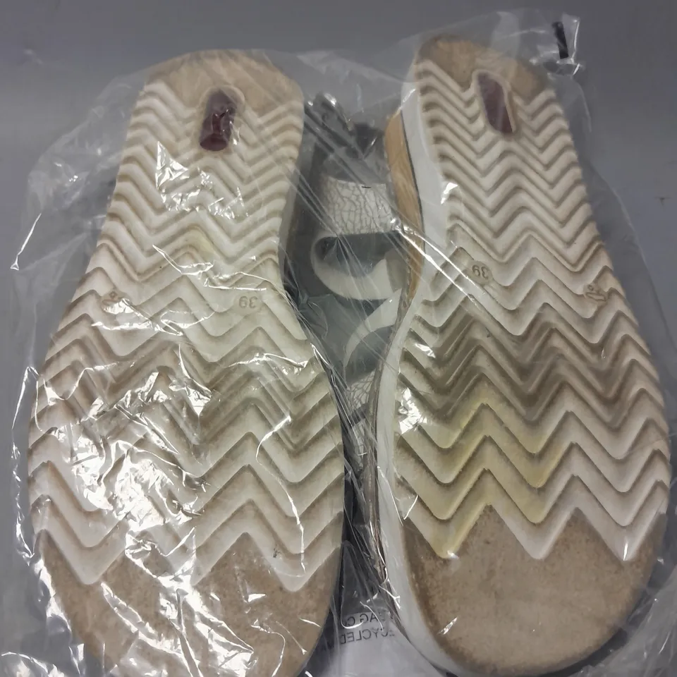 RIEKER ELASTICATED METAL DESIGN SANDAL SIZE 6