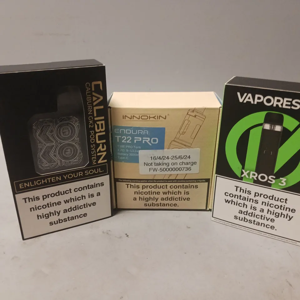 APPROXIMATELY 20 VAPES & E-CIGARETTES TO INCLUDE VAPORESSO XROS 3, INNOKIN ENDURA T22 PRO, UWELL CALIBURN, ETC