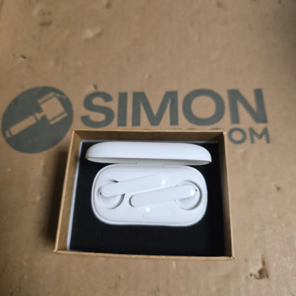 BC MASTER TRUE WIRELESS EARBUDS WITH CHARGING CASE – BOXED - WHITE