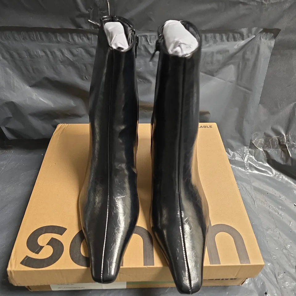 SCHUH WOMEN'S BLACK LEATHER ANKLE BOOTS WITH SIDE ZIP – BOXED SIZE 5