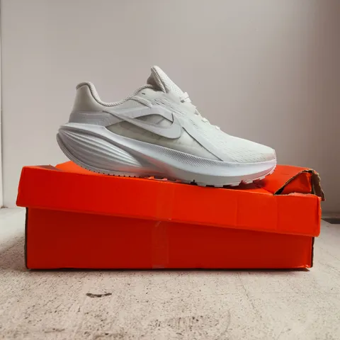 BOXED PAIR OF NIKE DOWNSHIFTER 14 TRAINERS IN WHITE SIZE UK 7