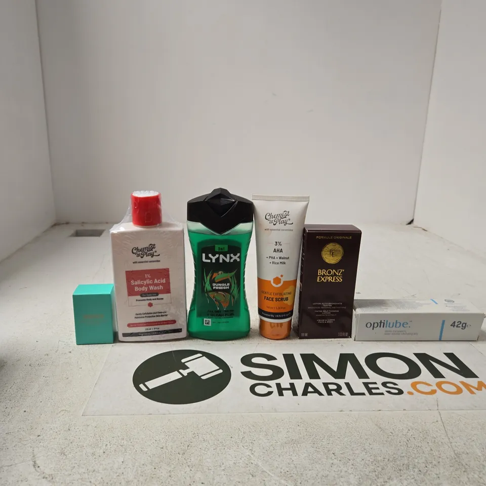 TOTE OF APPROXIMATELY 10 ASSORTED ITEMS INCLUDING VERSACE CRYSTAL EMERALD POUR FEMME, CHEMIST AT PLAY BODY WASH AND LYNX 3IN1 BODY, FACE AND HAIR WASH