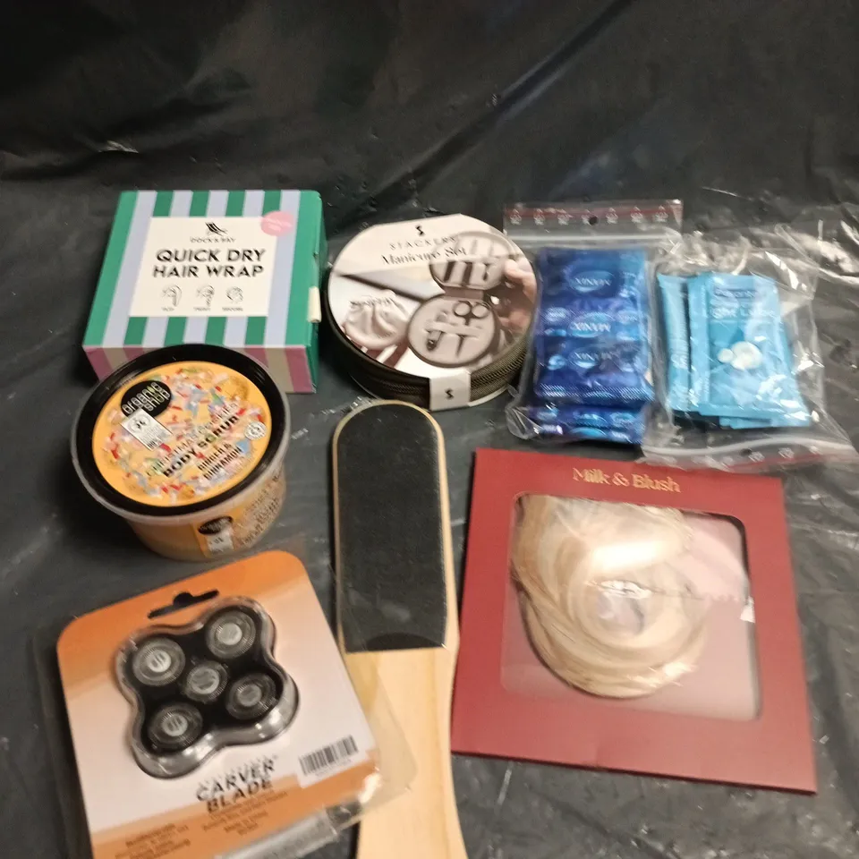 APPROXIMATELY 15 ASSORTED HEALTH & BEAUTY PRODUCTS TO INCLUDE HAIR WRAP, CARVER BLADE, BODY SCRUB ETC 