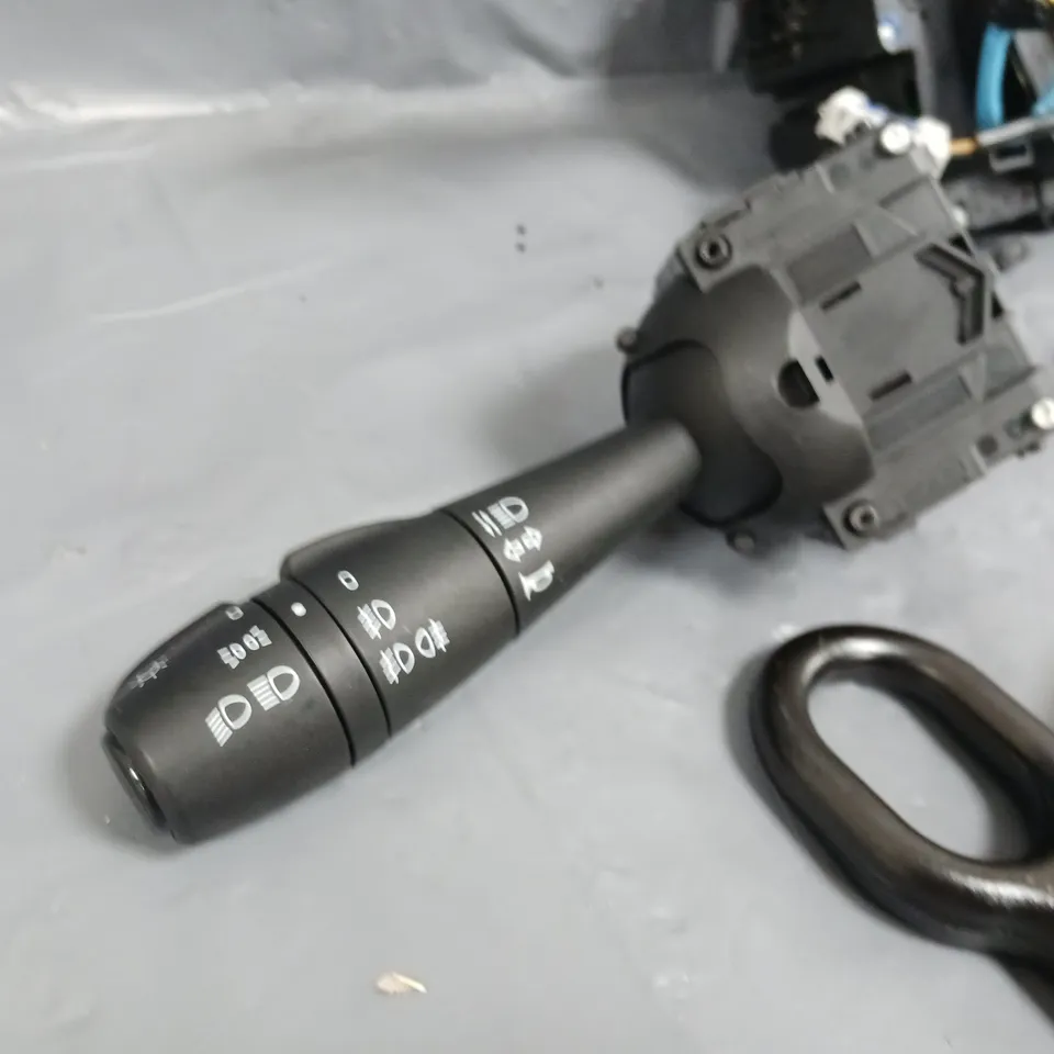 APPROXIMATELY FIVE ASSORTED CAR PARTS  TO INCLUDE; PEOGEOT 207 SQUIB WITH THE STALKS, WINDOW REGULATOR MOTOR AND TOW IRONS