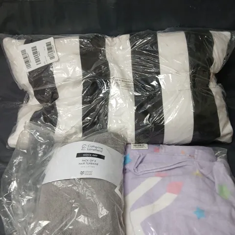 APPROXIMATELY 10 HOUSEHOLD ITEMS TO INCLUDE ASSORTED TOWELS AND A CUSHION