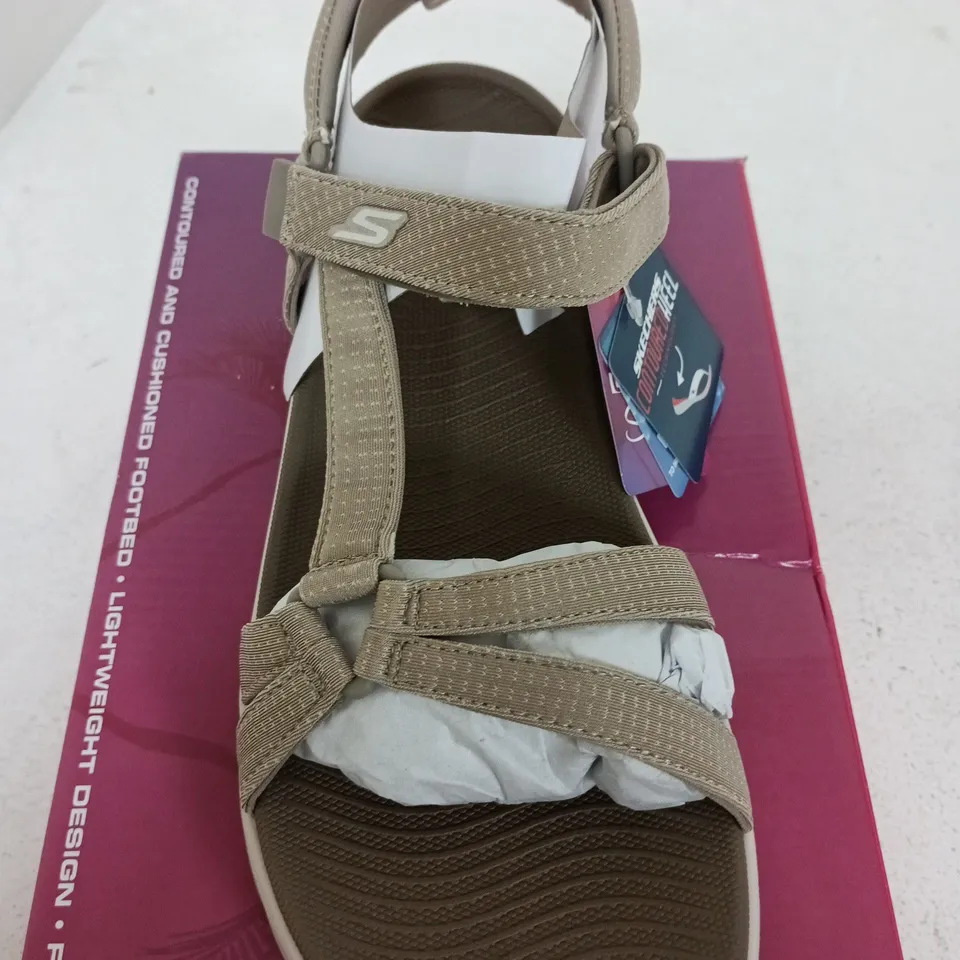 SKECHERS FLEX SANDAL SIZE 7