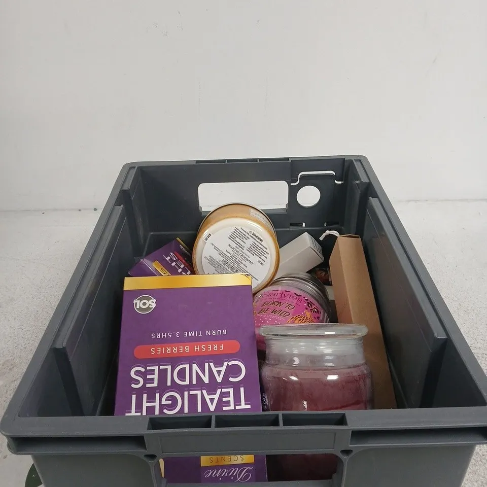 TOTE OF APPROXIMATELY 15 ASSORTED ITEMS TO INCLUDE CANDLES ETC