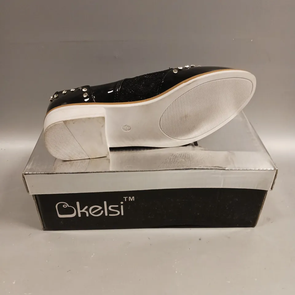 BOXED PAIR OF KELSI LACED SEQUINED SHOES IN BLACK - 3