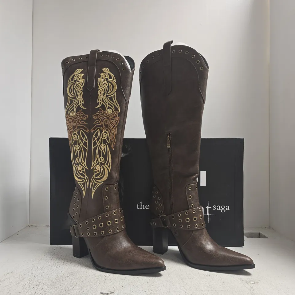 BOXED PAIR OF KOI X THE TWILIGHT SAGA - CHILDREN OF THE MOON COWBOY BOOTS IN BROWN SIZE UK 7