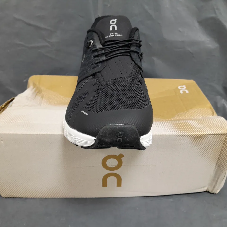 BOXED PAIR OF ON CLOUD 5 TRAINERS IN BLACK/WHITE SIZE UK 10