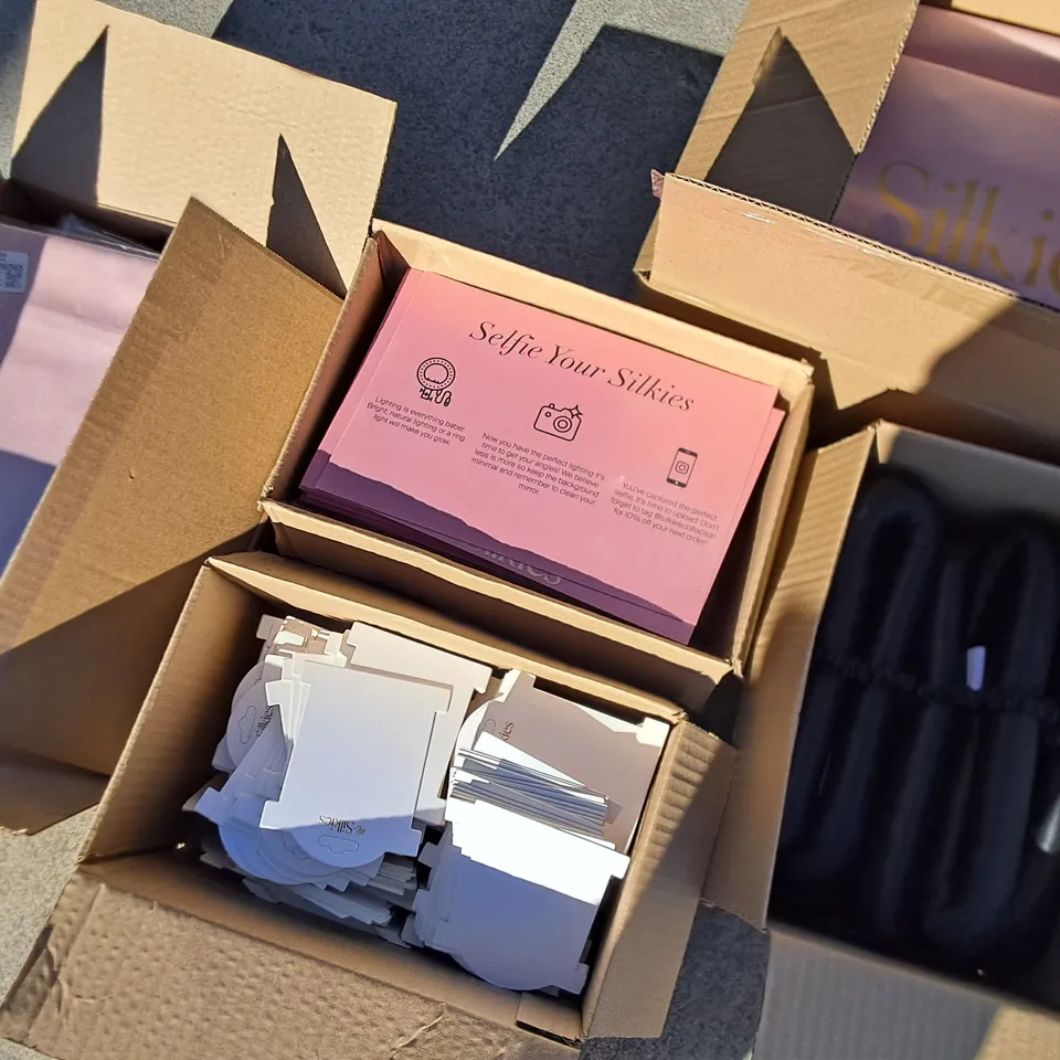 LOT OF ASSORTED SILKIES BRANDED PACKAGING ACCESSORIES TO INCLUDE TISSUE PAPER,MAILING BAGS, BOXES AND CARD INSERTS
