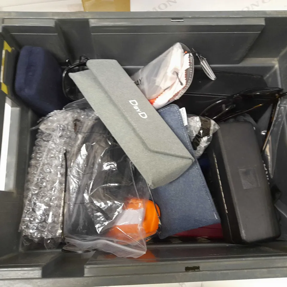 LOT OF APPROX 15 SUNGLASSES