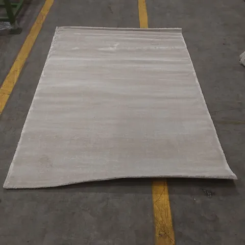 QUALITY TIFFANY SMOOTH LOW PILE SEMI-PLAIN CREAM RUG - APPROXIMATELY 198 x 139cm