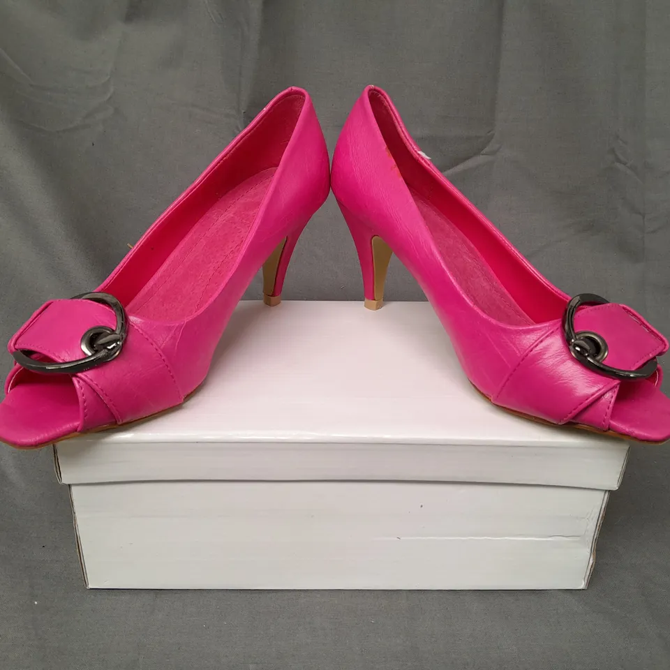BOXED PAIR OF DESIGNER OPEN TOE MID HEELED SHOES IN FUCHSIA EU SIZE 37