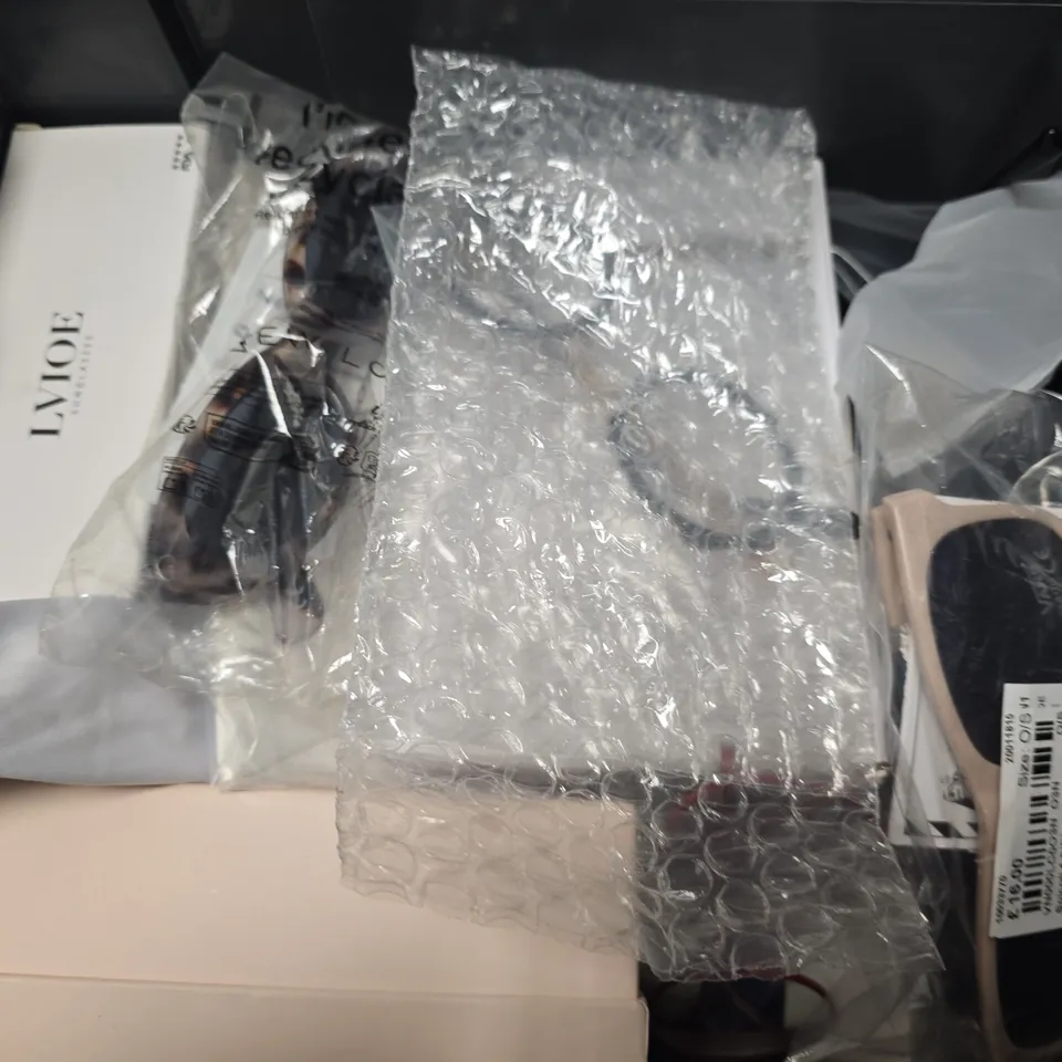 APPROXIMATELY 14 ASSORTED VISION CARE ITEMS TO INCLUDE - SUN GLASSES ,CARRY CASE  