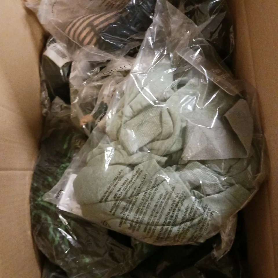 APPROXIMATELY 10 ASSORTED CLOTHING ITEMS TO INCLUDE FULL LENGTH PANTS, BAMBOO SLEEP SET, LOUNGE SET ETC 