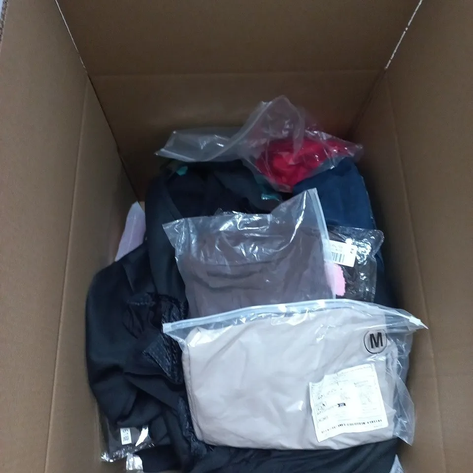 BOX OF APPROXIMATELY 25 ASSORTED CLOTHING ITEMS IN VARIOUS COLOURS, SIZES AND STYLES