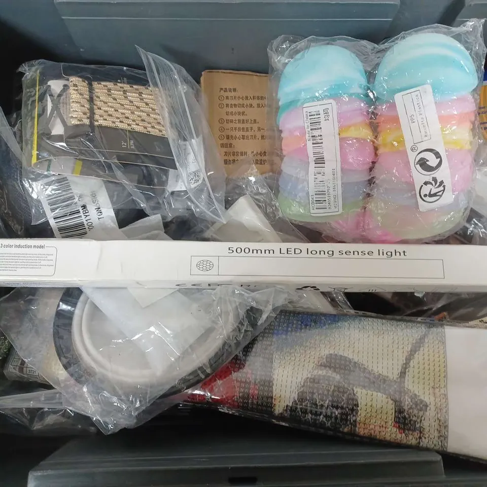 BOX OF ASSORTED HOUSE HOLD ITEMS TO INCLUDE STANLEY FATMAX - WINE STOPPER - TUM TUM CUP -