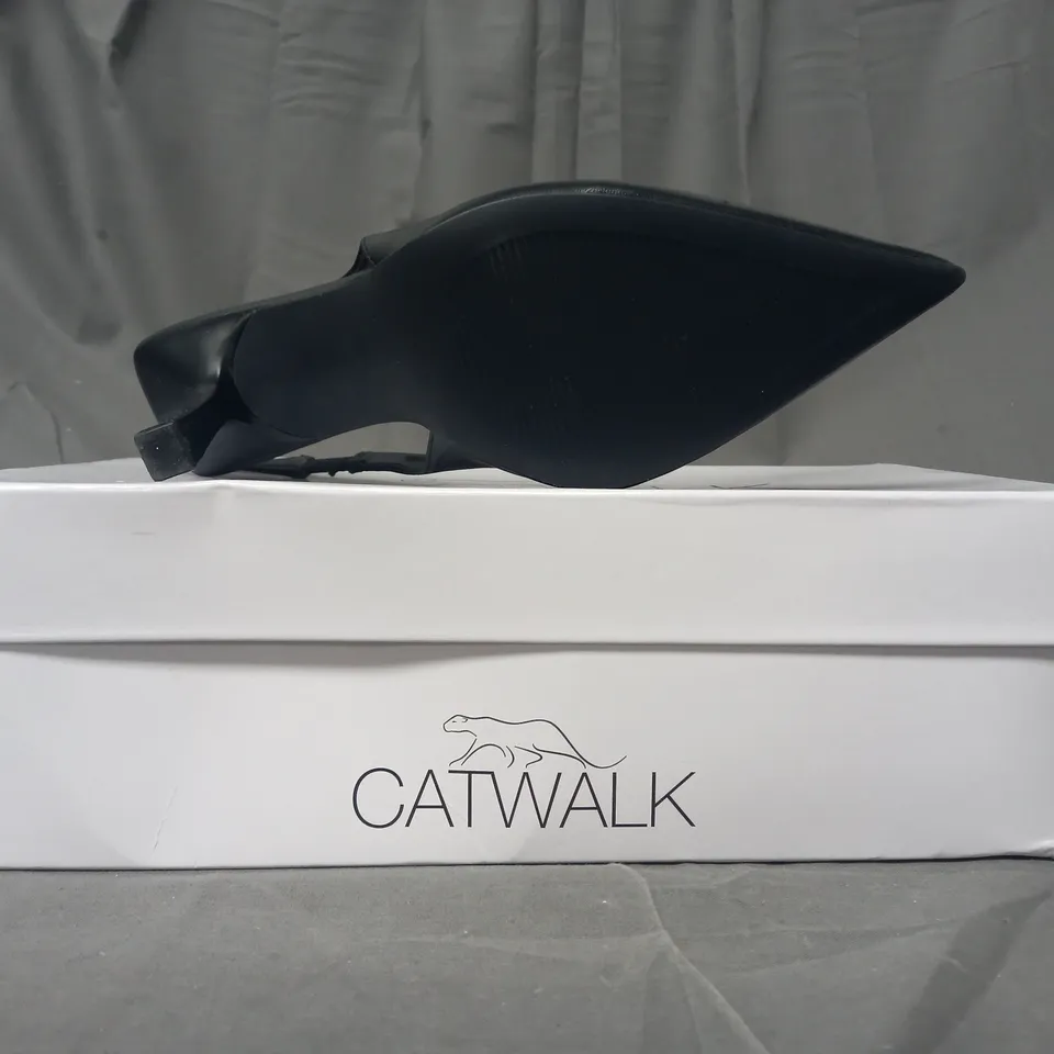 BOXED PAIR OF CATWALK CLOSED POINTED TOE HEELED SHOES IN BLACK UK SIZE 4