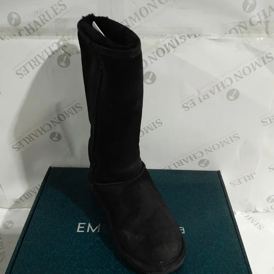 BOXED PAIR OF EMU WATER RESISTANT BOOTS IN BLACK - SIZE 6  