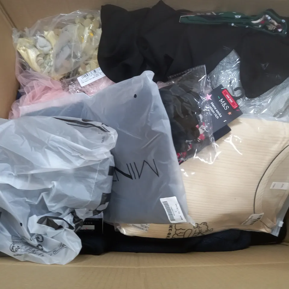 BOX OF APPROXIMATELY 25 ASSORTED CLOTHING ITEMS TO INCUDE - SOCKS , JUMPERS , T-SHIRTS ECT