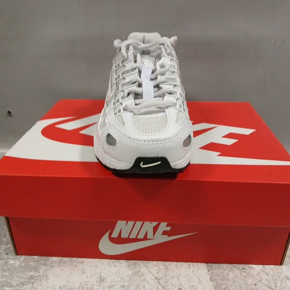 BOXED PAIR OF NIKE KID'S P-6000 SHOES IN WHITE/SILVER SIZE UK 1.5