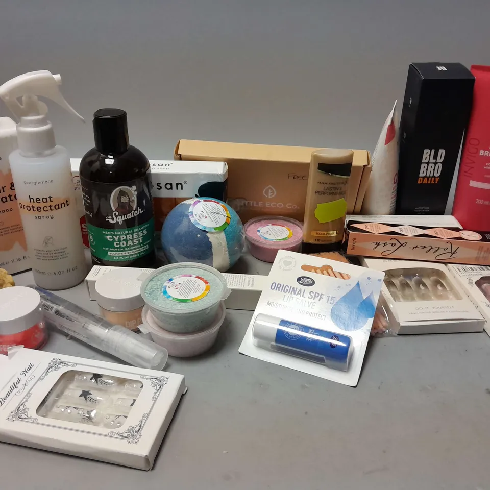 APPROXIMATELY 15 ASSORTED HEALTH & BEAUTY ITEMS TO INCLUDE WELLA COLOUR BRILLIANCE CONDITIONER (200ml), MAC FACTOR X LASTING PERFORMANCE 110 SUN BEIGE (35ml), REAPAIR & HYDRATE SHAMPOO (330ml), ETC