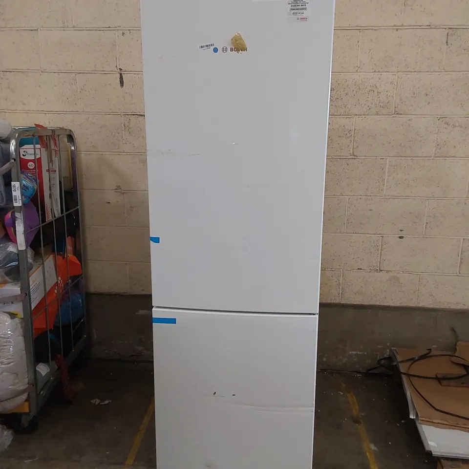 BOSCH SERIES 6 FREESTANDING 70/30 FRIDGE FREEZER IN WHITE, MODEL: KGE49AWCAG