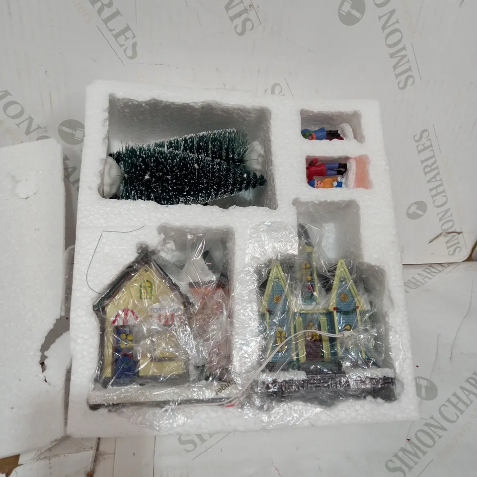 FESTIVE CUSTOMISABLE CHRISTMAS STREET SCENE