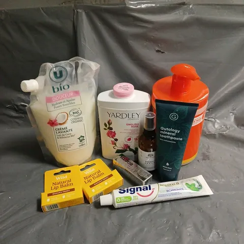APPROXIMATELY 20 ASSORTED HEALTH & BEAUTY PRODUCTS TO INCLUDE YARDLEY PERFUMED BODY POWDER, WILD NATURAL LIP BALM REFILL, CANTU CLEANSING CREAM SHAMPOO, ETC
